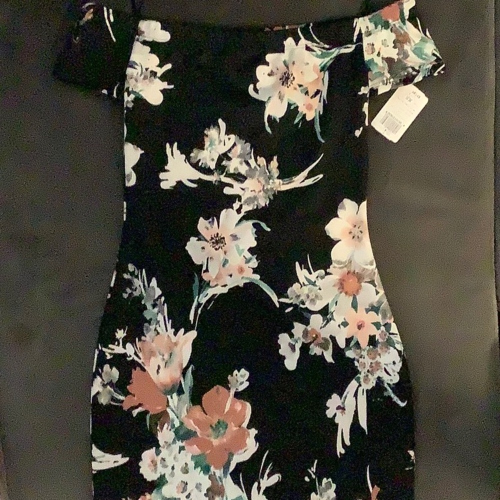 A simple floral dress for any occasion. Size: XS; Brand: Windsor